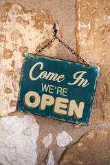 Vintage welcome sign on a stone wall © Redzen