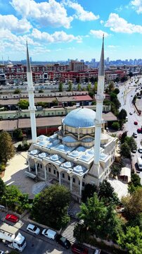 İstanbul, Başakşehir, İkitelli Organize Sanayi B&ouml;lgesi'ndeki İpkas Camii'nin havadan &ccedil;ekilmiş dikey videosu.