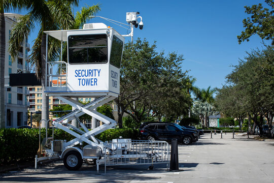 Mobile security observation tower equipped with surveillance cameras deployed in a commercial parking lot