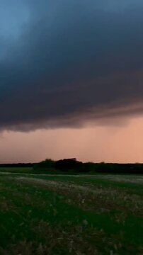 Coucher de soleil et orage &agrave; la tomb&eacute;e de la nuit