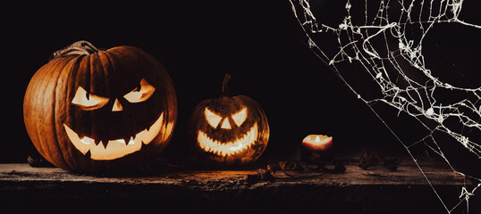 Fototapeta premium spooky Halloween background with jack'o'lanterns in the night