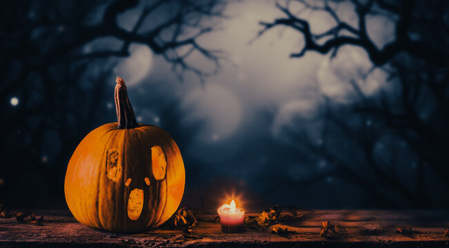 spooky Halloween background with jack'o'lanterns in the night

