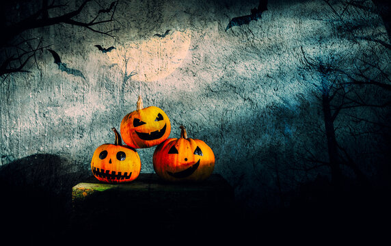 spooky Halloween background with jack'o'lanterns in the night

