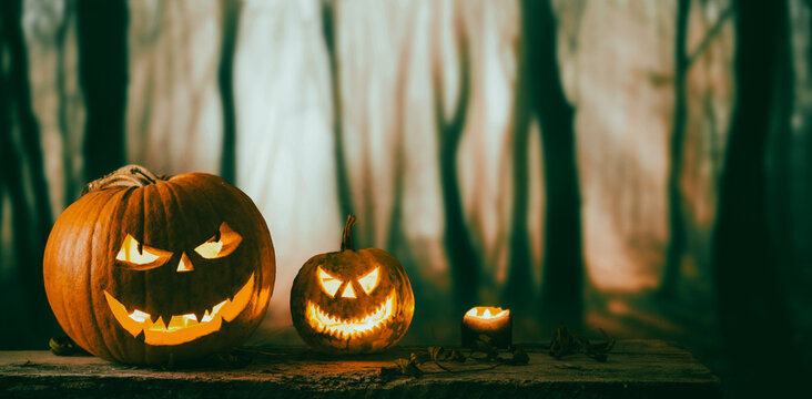 spooky Halloween background with jack'o'lanterns in the night

