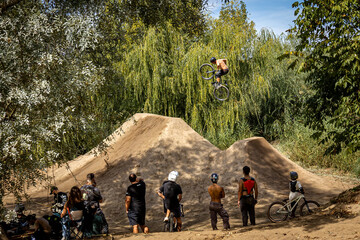 Obraz premium Dirt bike rider jumping on a dirt track in Arripiado village by the Tagus River, Portugal