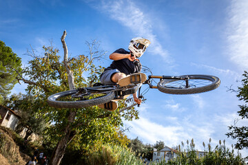 Obraz premium Dirt bike rider jumping on a dirt track in Arripiado village by the Tagus River, Portugal