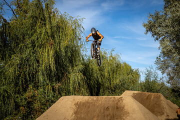 Obraz premium Dirt bike rider jumping on a dirt track in Arripiado village by the Tagus River, Portugal