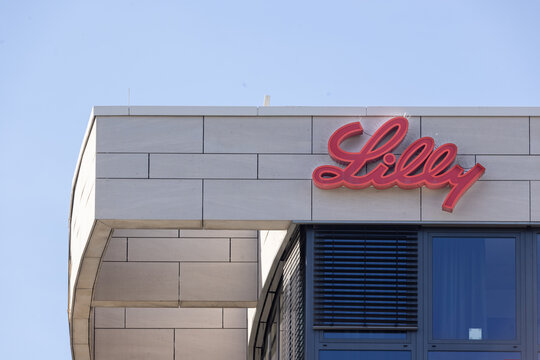 Geb&auml;ude mit Schrift und Logo der Firma Lilly