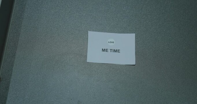 Me time text on a white paper card against a gray background, representing selfcare, relaxation and personal downtime
