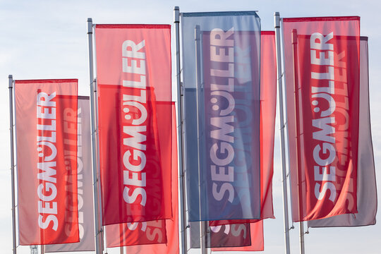 Deutschland &ndash; Rote und blaue Werbefahnen mit dem Firmenlogo der M&ouml;belhauskette Segm&uuml;ller.