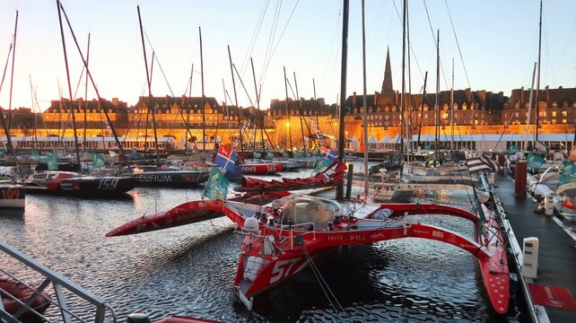 Voilier trimaran (bateau multicoque) concourant pour la Route du Rhum (course transatlantique &agrave; la voile), &agrave; quai dans le bassin Vauban, port de plaisance de Saint-Malo en Bretagne &ndash; nov 2022 (France)