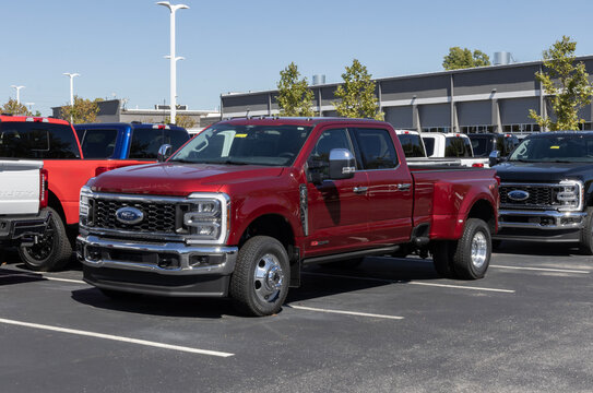 Ford F-350 Super Duty DRW 4X4 Crew Cab display. Ford offers the F350 with a 6.7L Power Stroke Turbo-Diesel V8 engine. MY:2026