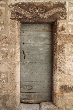 Verwitterte Holzt&uuml;r in einer historischen Hausfassade, Provence