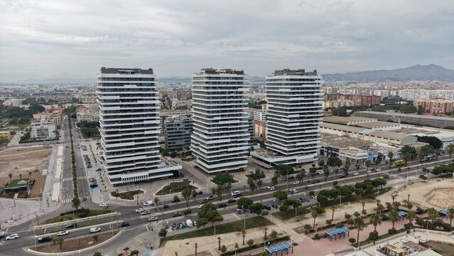 Vista a&eacute;rea de las exclusivas M&aacute;laga Towers en la playa de Sacaba. Plano cinematogr&aacute;fico con dron de los modernos rascacielos residenciales de lujo en primera l&iacute;nea de playa en Andaluc&iacute;a.