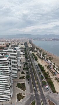 Vista a&eacute;rea de las exclusivas M&aacute;laga Towers en la playa de Sacaba. Plano cinematogr&aacute;fico con dron de los modernos rascacielos residenciales de lujo en primera l&iacute;nea de playa en Andaluc&iacute;a.