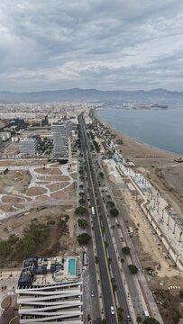 Vista a&eacute;rea de las exclusivas M&aacute;laga Towers en la playa de Sacaba. Plano cinematogr&aacute;fico con dron de los modernos rascacielos residenciales de lujo en primera l&iacute;nea de playa en Andaluc&iacute;a.