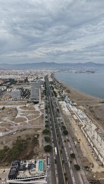 Vista a&eacute;rea de las exclusivas M&aacute;laga Towers en la playa de Sacaba. Plano cinematogr&aacute;fico con dron de los modernos rascacielos residenciales de lujo en primera l&iacute;nea de playa en Andaluc&iacute;a.