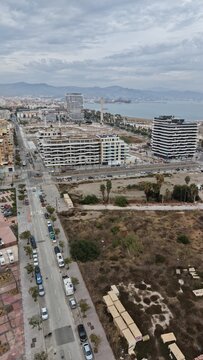 Vista a&eacute;rea de las exclusivas M&aacute;laga Towers en la playa de Sacaba. Plano cinematogr&aacute;fico con dron de los modernos rascacielos residenciales de lujo en primera l&iacute;nea de playa en Andaluc&iacute;a.