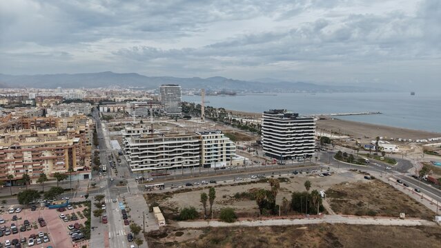 Vista a&eacute;rea de las exclusivas M&aacute;laga Towers en la playa de Sacaba. Plano cinematogr&aacute;fico con dron de los modernos rascacielos residenciales de lujo en primera l&iacute;nea de playa en Andaluc&iacute;a.