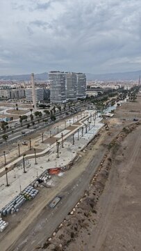 Vista a&eacute;rea de las exclusivas M&aacute;laga Towers en la playa de Sacaba. Plano cinematogr&aacute;fico con dron de los modernos rascacielos residenciales de lujo en primera l&iacute;nea de playa en Andaluc&iacute;a.