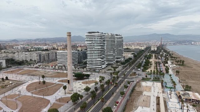Vista a&eacute;rea de las exclusivas M&aacute;laga Towers en la playa de Sacaba. Plano cinematogr&aacute;fico con dron de los modernos rascacielos residenciales de lujo en primera l&iacute;nea de playa en Andaluc&iacute;a.