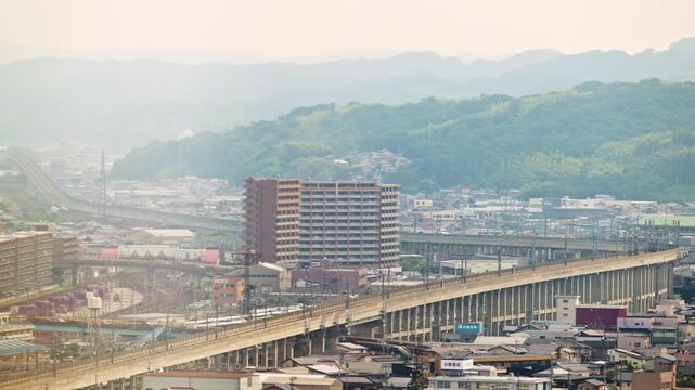 金沢を走る北陸新幹線高架と貨物駅のパノラマ