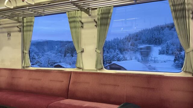 冬の飯山線の車窓から　温かい車内と冬景色　長野県　日本