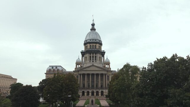 Illinois State Capitol - drone backs away