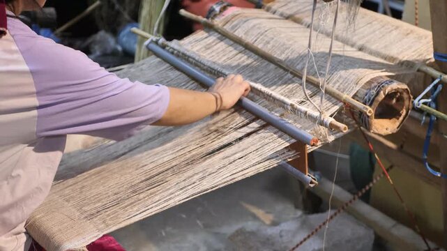 A Vietnamese Hmong woman hand-weaving fabric; people in mountainous regions use flax fibers to weave cloth.