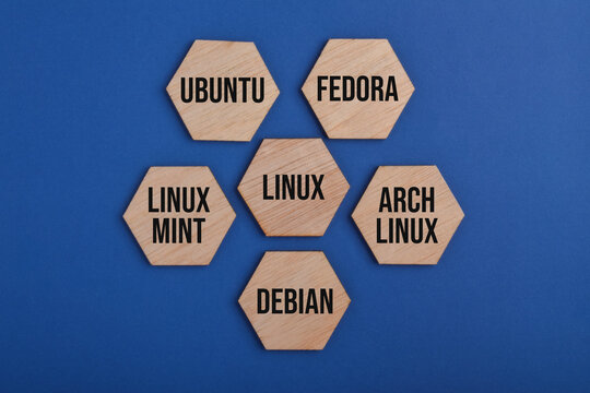 Wooden blocks displaying popular Linux distributions including Ubuntu, Fedora, Linux Mint, Arch Linux, and Debian on a blue background.