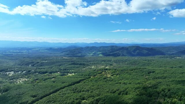 高原の風景ドローン空撮。自然、環境、展望、青空、地平線、パノラマ、SDGs、エコロジー、森林、山林