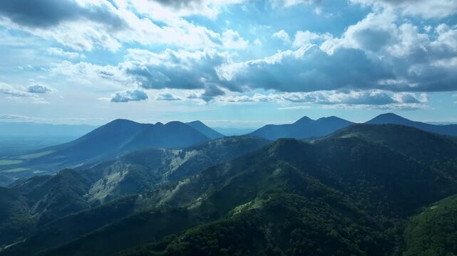 山岳の風景ドローン空撮。自然、環境、山林、山脈、絶景、パノラマ、展望、冒険、挑戦、SDGs、美しい