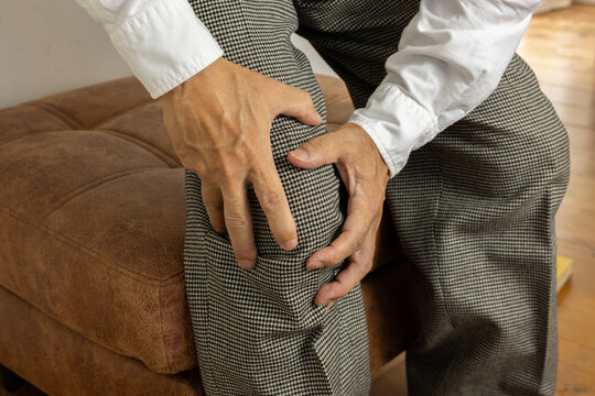 膝に痛みを抱える中年男性