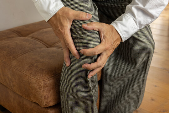 膝に痛みを抱える中年男性