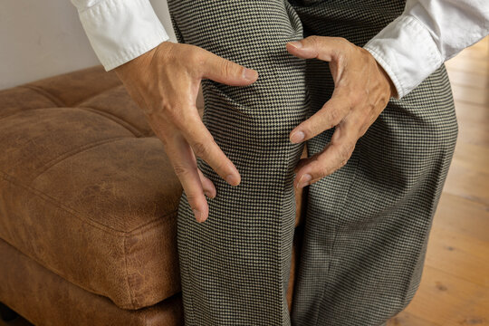 膝に痛みを抱える中年男性