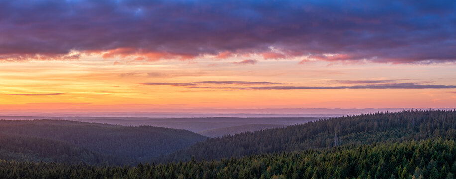 Ausblick vom Hohlohturm im Schwarzwald &uuml;ber endlose W&auml;lder bei Sonnenaufgang, Baden-W&uuml;rttemberg, Deutschland 