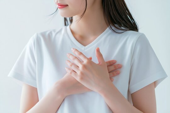 胸に手を当てる日本人女性が示す安堵と心からの感謝