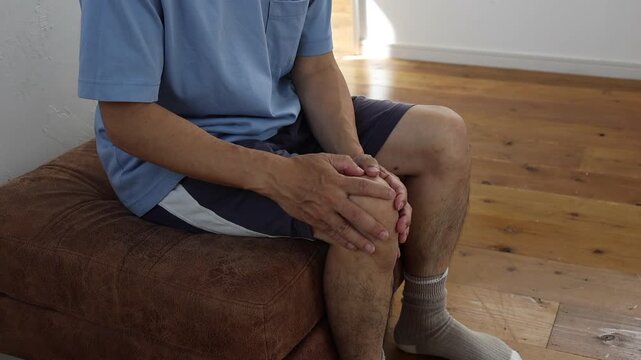 膝に痛みを抱える男性