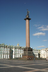 Obraz premium Alexander Column in Palace Square Saint Petersburg on a sunny day