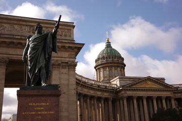 Obraz premium Statue of Kutuzov at Kazan Cathedral in Saint Petersburg Russia