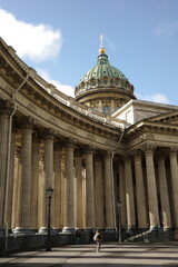 Fototapeta premium Grand colonnade of Kazan Cathedral on a sunny day