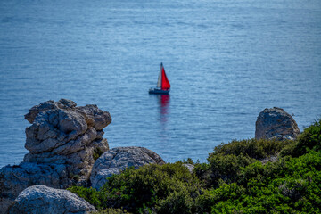 Voilier naviguant au large des Iles du Frioul © PPJ
