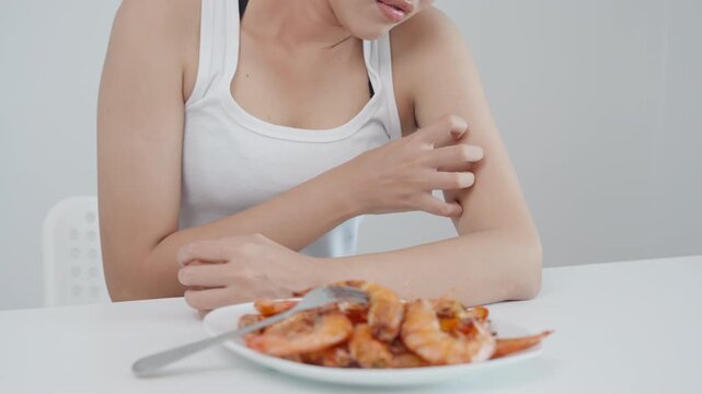 food allergies, women have reactions itching and redness after eating shrimp, seafood allergy, itching, rash, abdominal pain, diarrhea, chest tightness, unconsciousness, death, severe avoid allergies