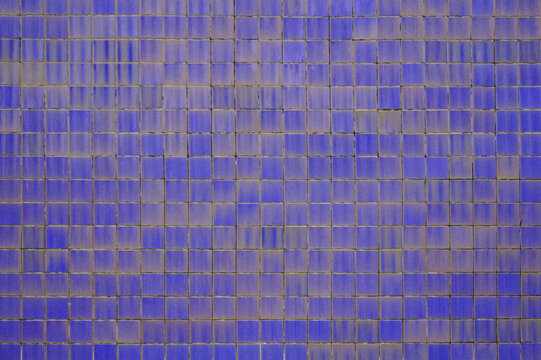 Blaue Wand mit Kacheln als Hintergrund
