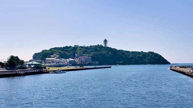 片瀬橋から見る江の島と相模湾
