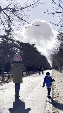 Padre soltero disfrutando de custodia hijo a caballito en parque paternidad con ni&ntilde;o peque&ntilde;o a hombros paseo de papa y cr&iacute;os en invierno