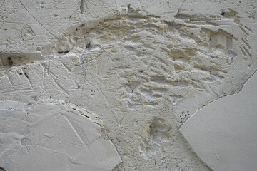 Surface de mur abîmée avec enduit écaillé et plâtre à nu © luzulee
