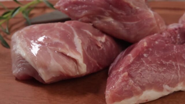 Morceaux de porc cru frais, en gros plan