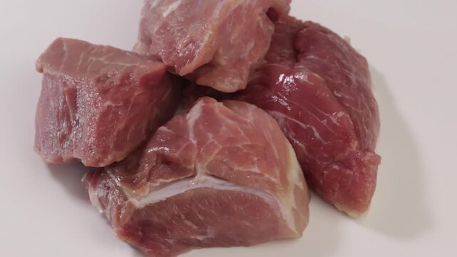 Morceaux de porc cru frais, en gros plan