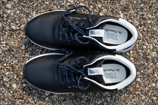 Paire de chaussures sportswear de la marque Tbs du groupe Eram, France